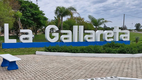 Letrero de la localidad de La Gallareta en espacio verde frente a la antigua fábrica forestal