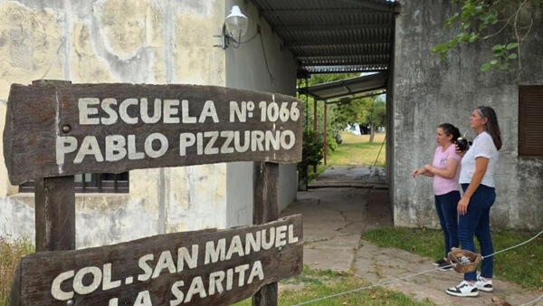 Directora de la Escuela Pablo Pizzurno recibiendo a la presidenta comunal Carla Maurencig en La Vanguardia
