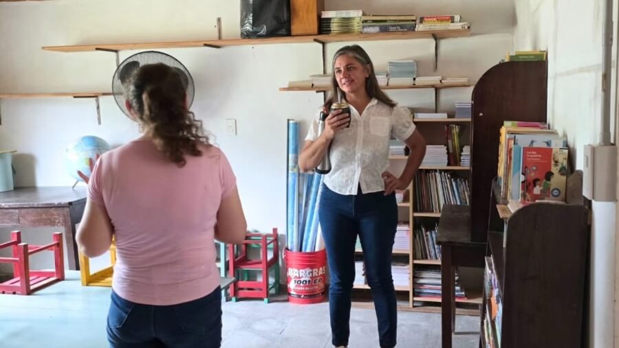 Carla Maurencig junto a la directiva recorriendo la Escuela Pablo Pizzurno en La Sarita