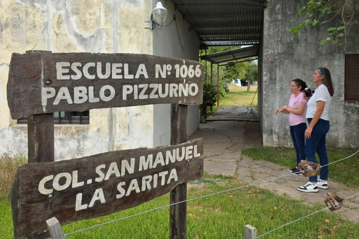 Directora de la Escuela Pablo Pizzurno recibiendo a la presidenta comunal Carla Maurencig en La Vanguardia
