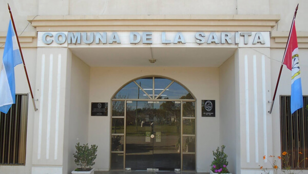 Frente del edificio comunal de La Sarita, donde se implementa plan de pago de deuda histórica de Tasa Rural y DReI