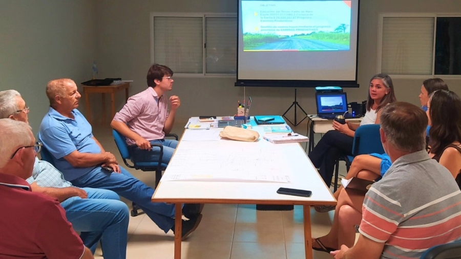 Otro momento de la reunión en La Sarita entre autoridades comunales, productores y vecinos por la gestión de caminos rurales