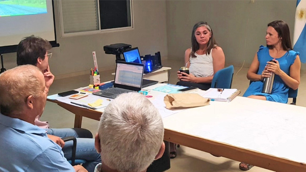 Reunión encabezada por la presidenta comunal Carla Maurencig con productores y vecinos de La Sarita por caminos rurales