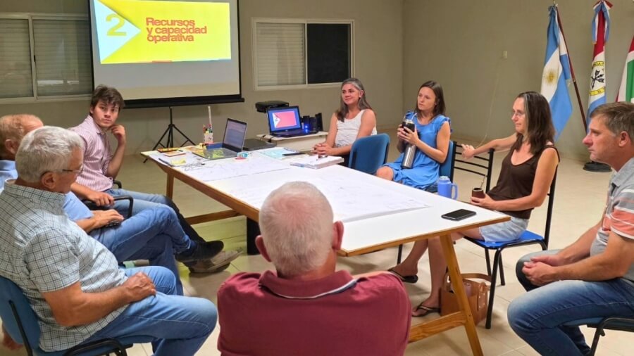 Productores y autoridades comunales de La Sarita durante una mesa de trabajo sobre gestión vial