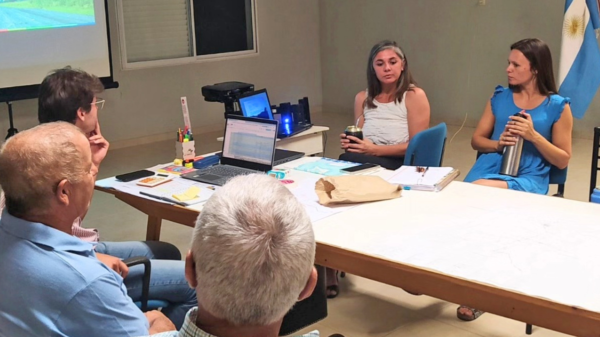 Reunión encabezada por la presidenta comunal Carla Maurencig con productores y vecinos de La Sarita por caminos rurales