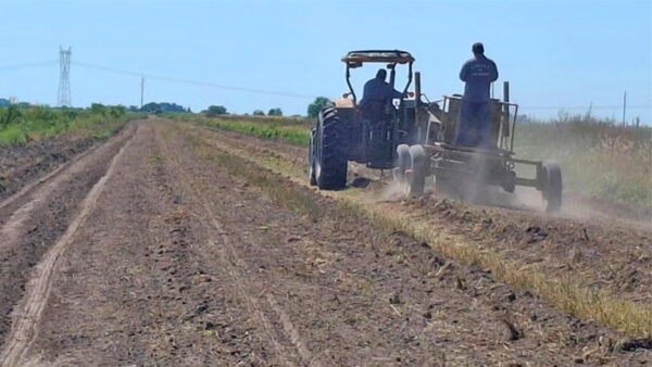 Trabajos de mantenimiento y mejora en caminos rurales de Las Garzas
