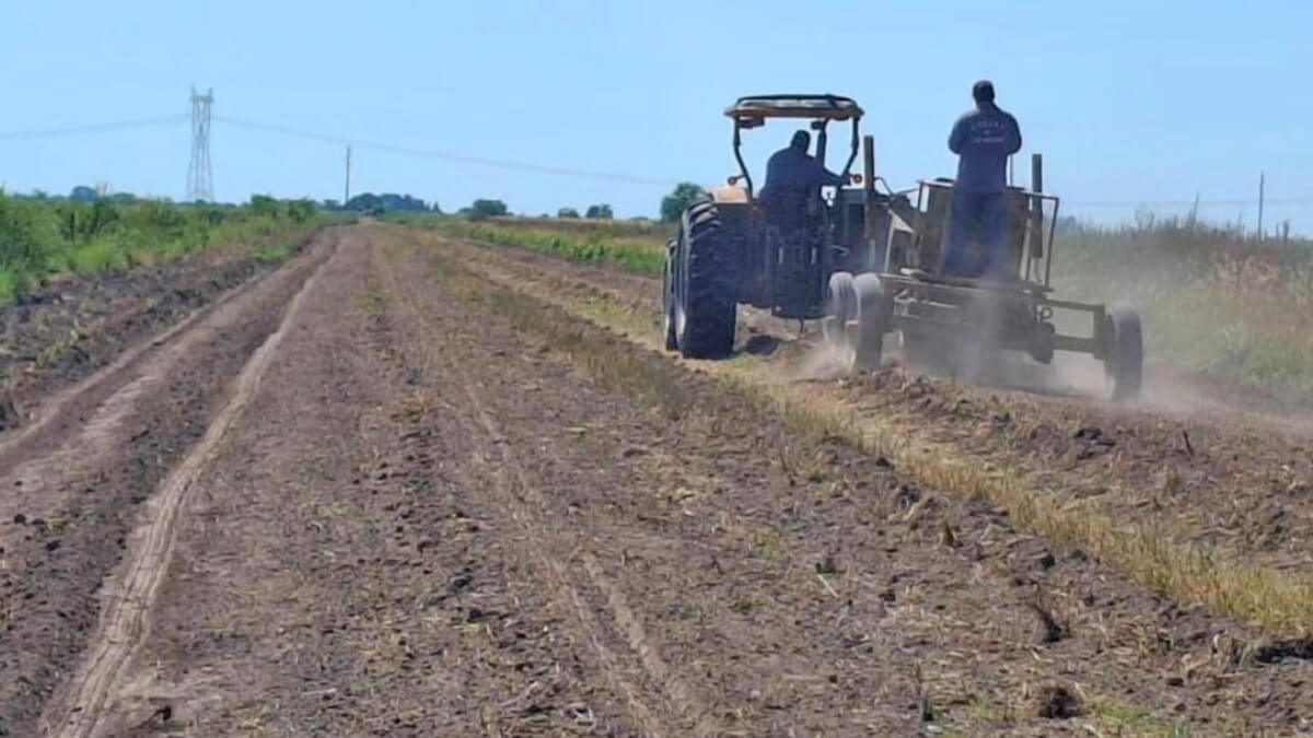 Trabajos de mantenimiento y mejora en caminos rurales de Las Garzas