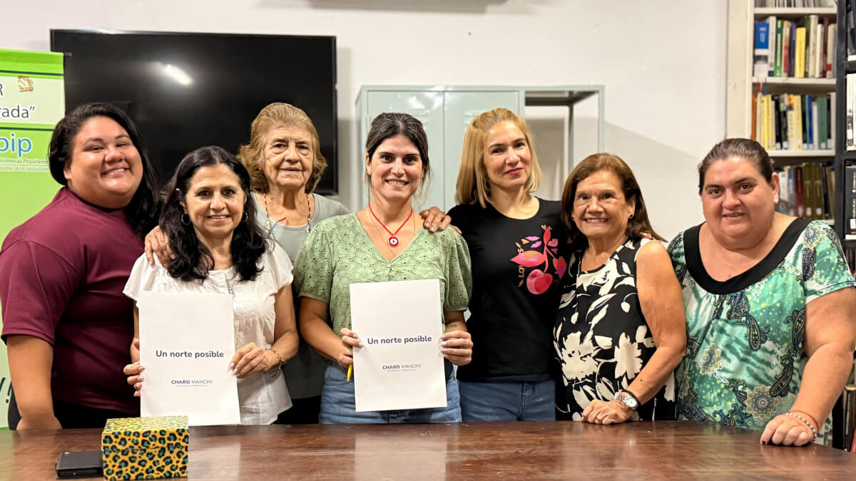 diputada charo mancini junto a integrantes de la biblioteca popular jose manuel estrada tras la firma del convenio en las toscas santa fe