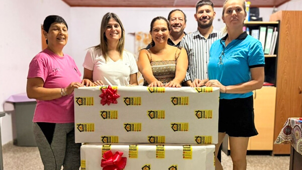 Charo Mancini entrega aire acondicionado en el Hogar de Ancianos Padre Eligio Giaccomozzi de Las Toscas Santa Fe