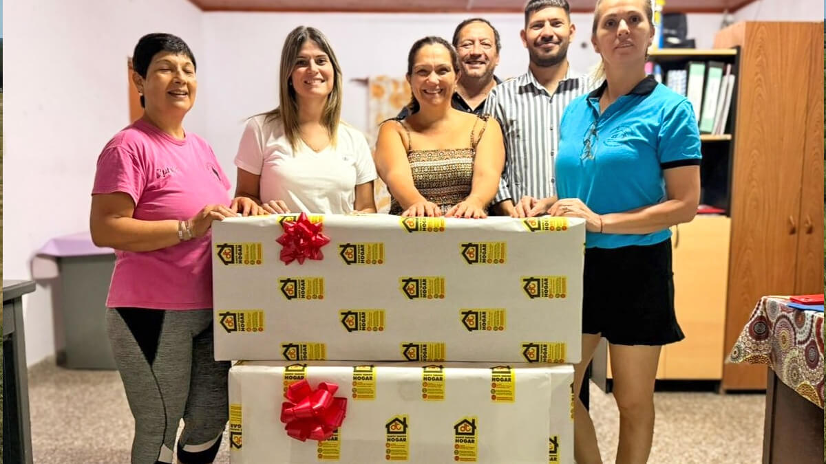 Charo Mancini entrega aire acondicionado en el Hogar de Ancianos Padre Eligio Giaccomozzi de Las Toscas Santa Fe