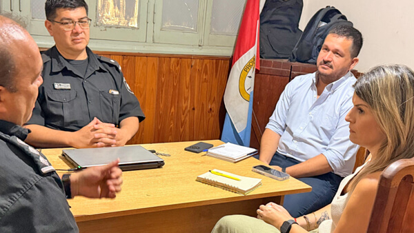 Charo Mancini reunida con autoridades policiales en la Comisaría V de Las Toscas analizando la seguridad regional