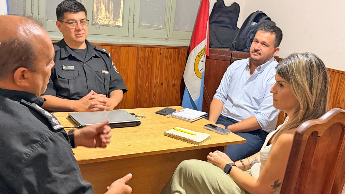 Charo Mancini reunida con autoridades policiales en la Comisaría V de Las Toscas analizando la seguridad regional
