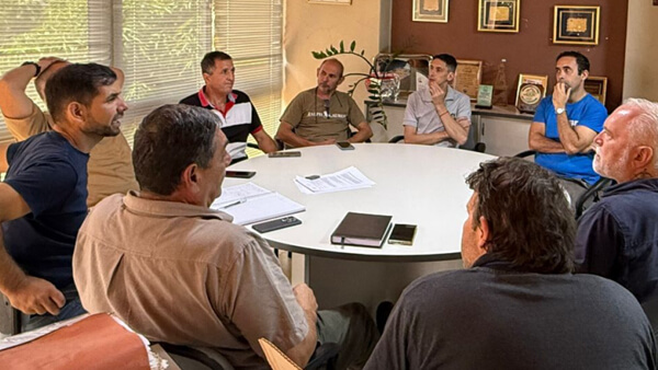 Reunión entre el intendente Iván Sánchez y autoridades de CODESELT en Las Toscas por obras de agua y cloacas
