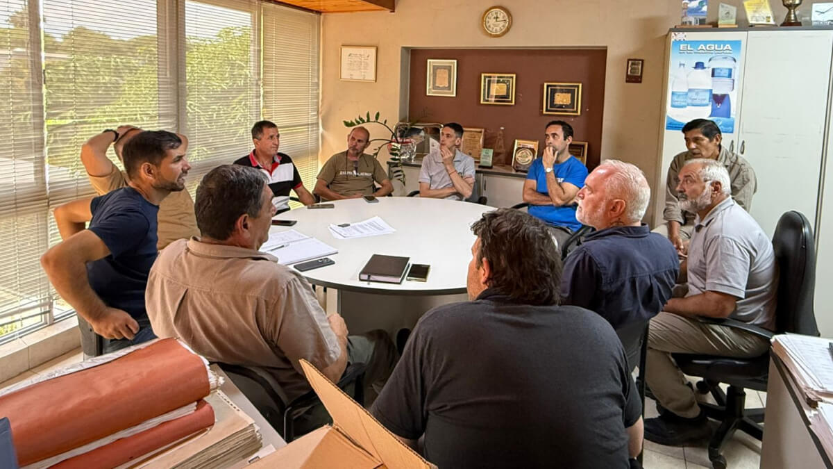 Reunión entre el intendente Iván Sánchez y autoridades de CODESELT en Las Toscas por obras de agua y cloacas