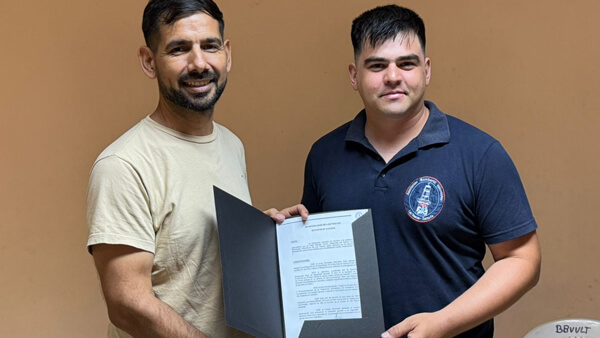 intendente Iván Sánchez entrega declaración de interés municipal a bombero voluntario de Las Toscas