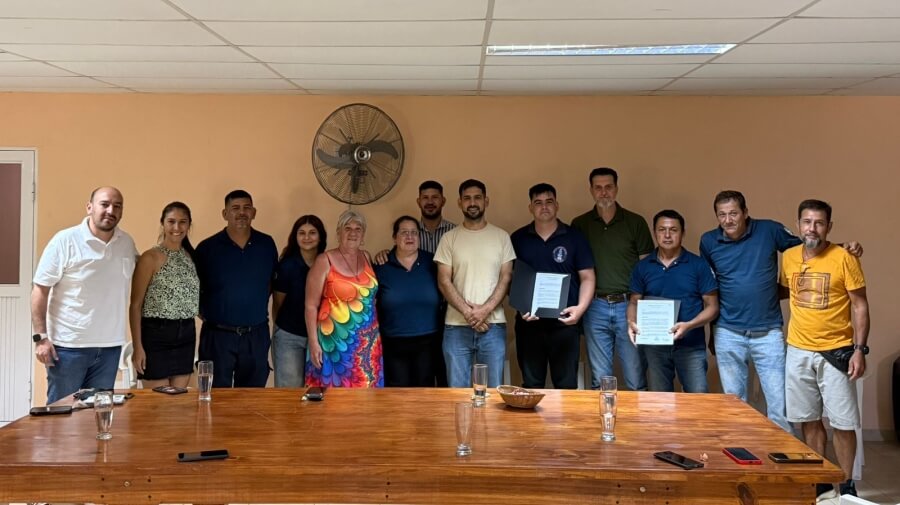 intendente Iván Sánchez junto a integrantes del cuerpo de Bomberos Voluntarios de Las Toscas en el cuartel local