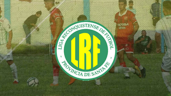 Logo de la Liga Reconquistense de Fútbol con partido en disputa de fondo, reforma 2028 ascensos y descensos