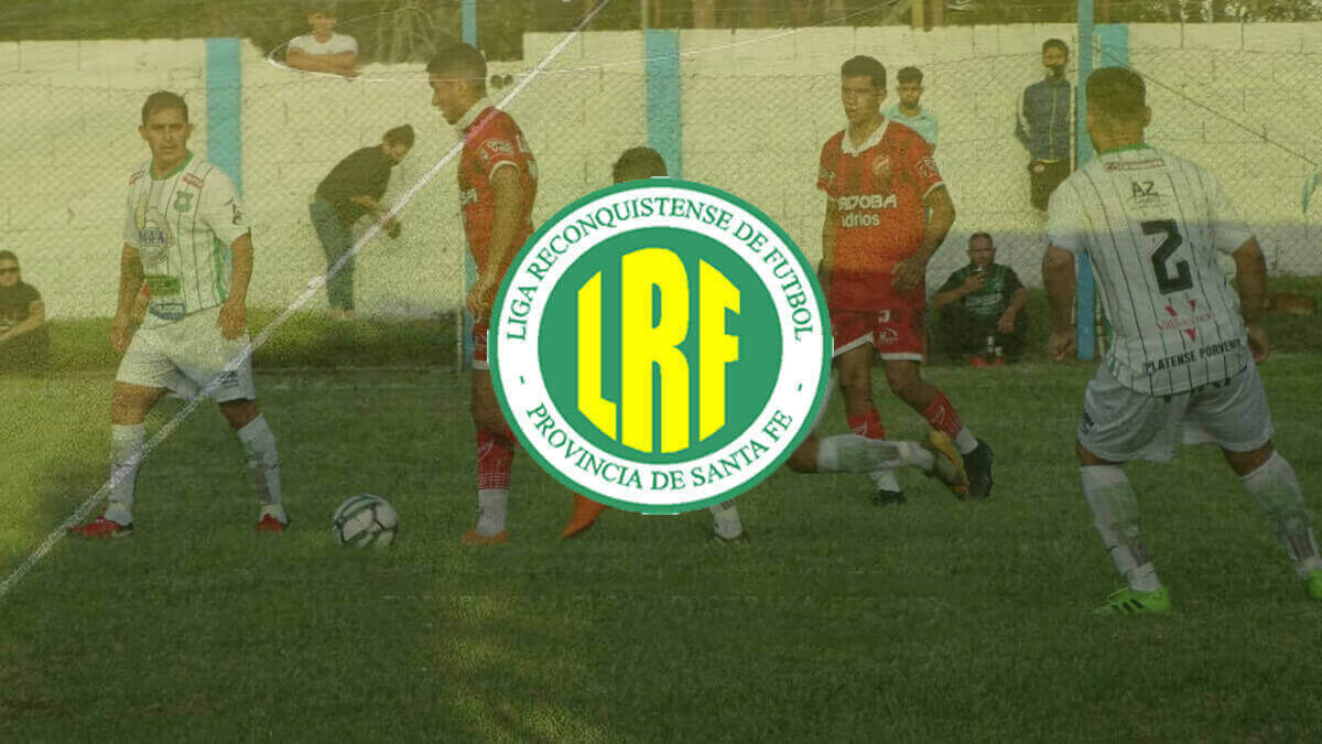 Logo de la Liga Reconquistense de Fútbol con partido en disputa de fondo, reforma 2028 ascensos y descensos