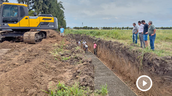 Intendente Roberto Sponton, el presidente de la Cooperativa Dardo Peresón y representantes de la empresa constructora recorriendo la zona de obras del acceso al nuevo Área Industrial de Malabrigo.