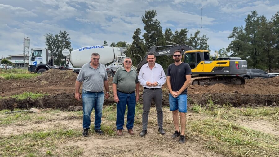 intendente Roberto Sponton junto a empresarios locales recorriendo obra del Área Industrial de Malabrigo