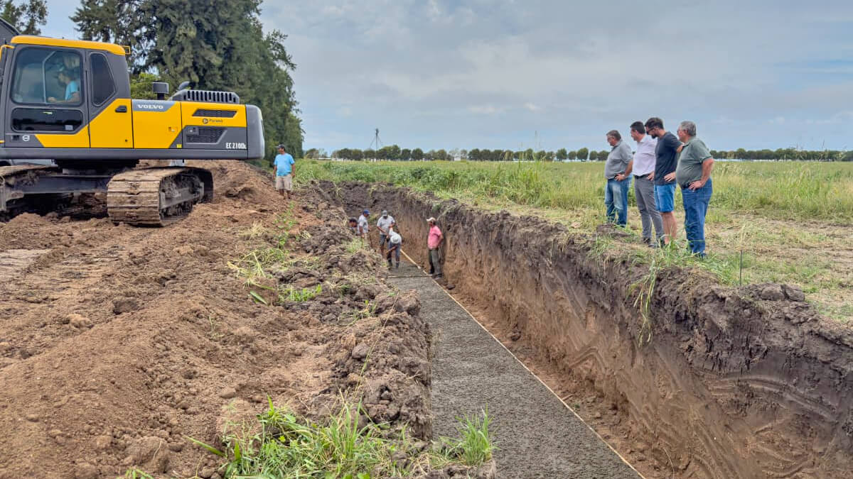 Intendente Roberto Sponton, el presidente de la Cooperativa Dardo Peresón y representantes de la empresa constructora recorriendo la zona de obras del acceso al nuevo Área Industrial de Malabrigo.