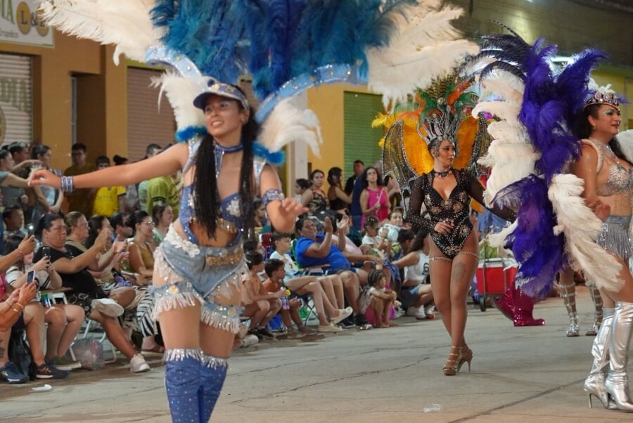 Comparsa Arasunú desfilando durante los Carnavales Tosquenses 2026 en Las Toscas Santa Fe