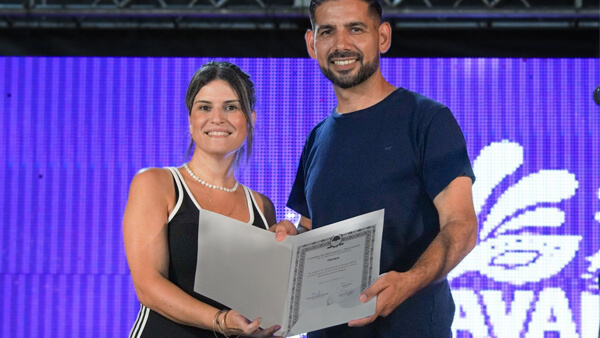 Diputada Charo Mancini entrega Declaración de Interés Provincial al intendente Iván Sánchez en los Carnavales Tosquenses 2026 en Las Toscas