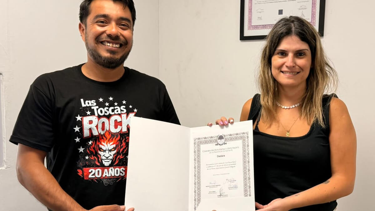 Charo Mancini entregando la Declaración de Interés a Franco Ávalos de Las Toscas Rock en la ciudad de Las Toscas