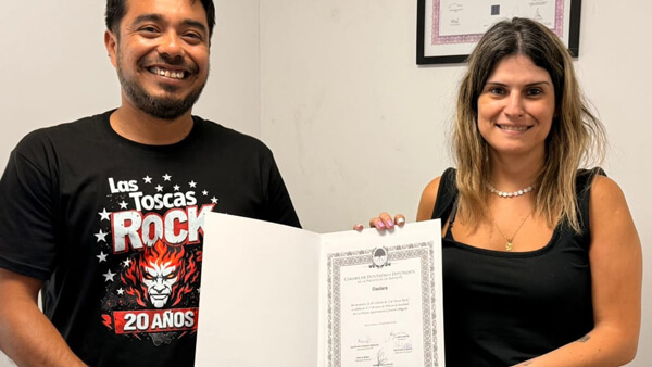 Charo Mancini entregando la Declaración de Interés a Franco Ávalos de Las Toscas Rock en la ciudad de Las Toscas