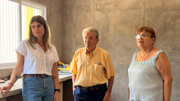 Charo Mancini reunida con directivos del Club de Abuelos Las Toscas analizando proyectos de infraestructura
