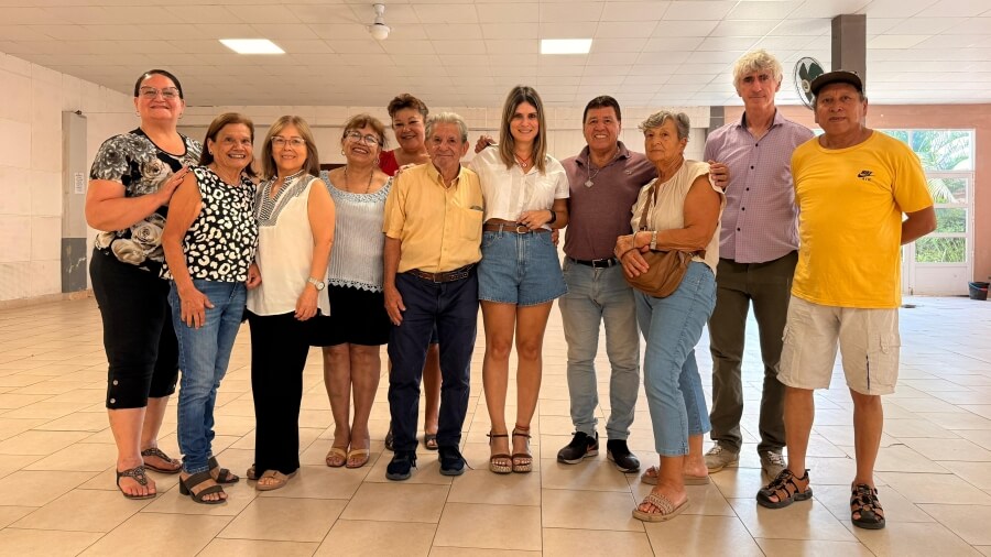 Diputada Charo Mancini junto a integrantes del Club de Abuelos Las Toscas durante reunión institucional por obras 2026