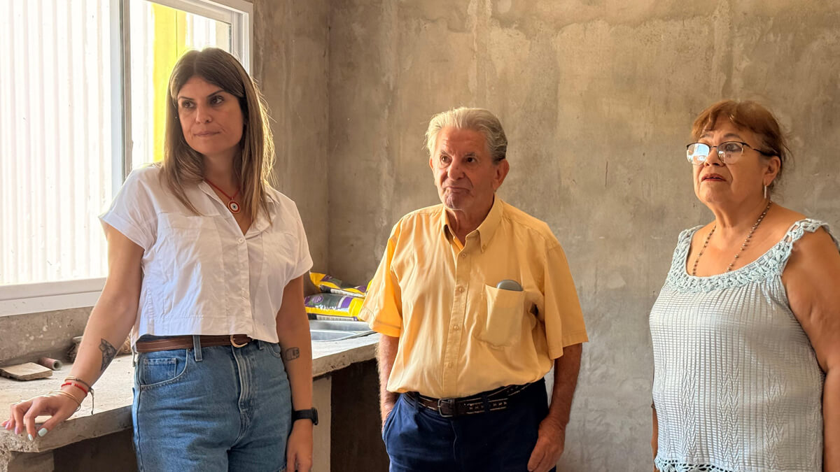Charo Mancini reunida con directivos del Club de Abuelos Las Toscas analizando proyectos de infraestructura