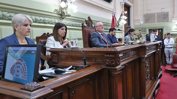 Mesa principal Asamblea Legislativa presidida por Felipe Michlig en el Senado de Santa Fe