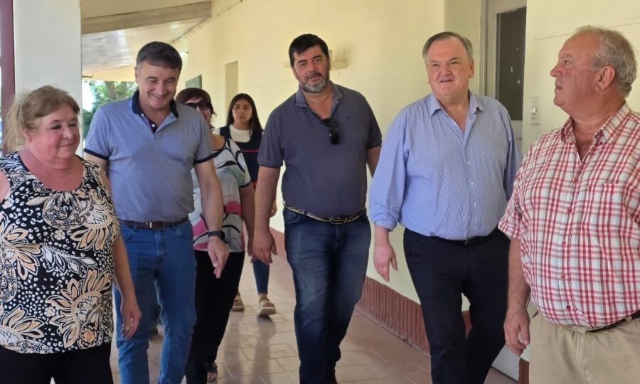 Senador Felipe Michlig recorriendo la Escuela N° 716 de La Lucila durante entrega de aportes FANI.