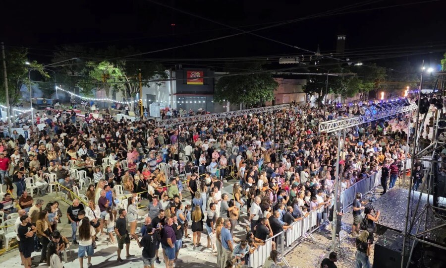 Multitud de personas disfrutando del cierre de los carnavales en Suardi