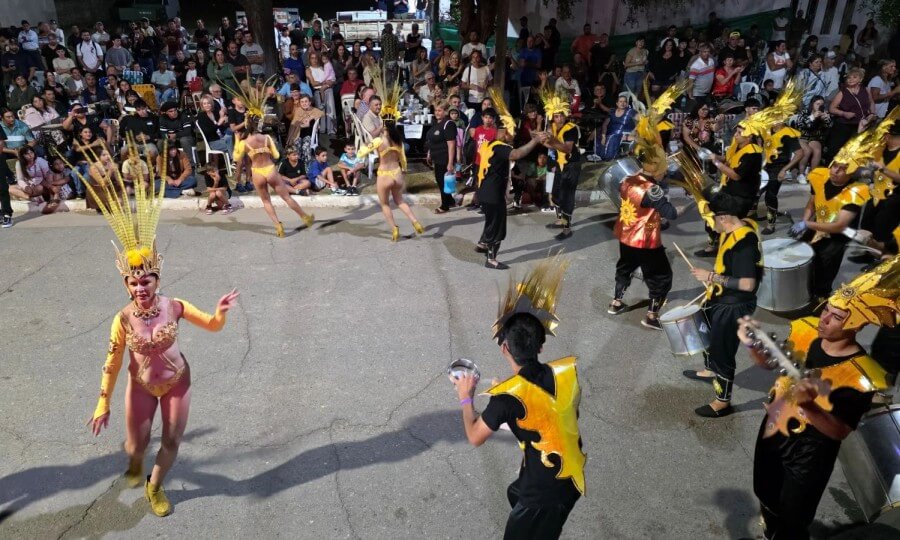 Paso de una comparsa durante los carnavales de Las Palmeras