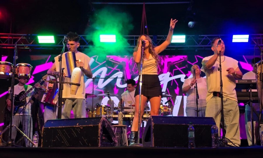 Presentación musical de Magui Olave en los carnavales de Las Palmeras