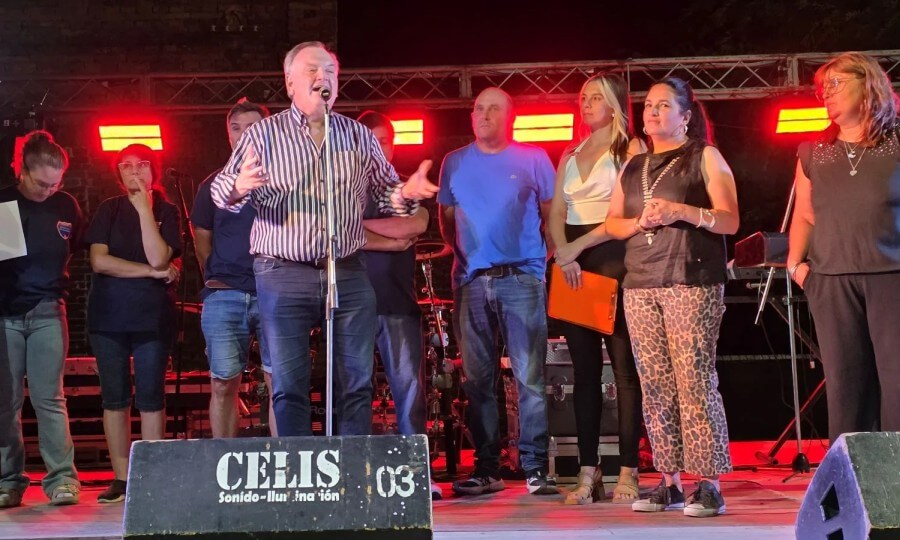 El senador Michlig dejando su mensaje en los carnavales