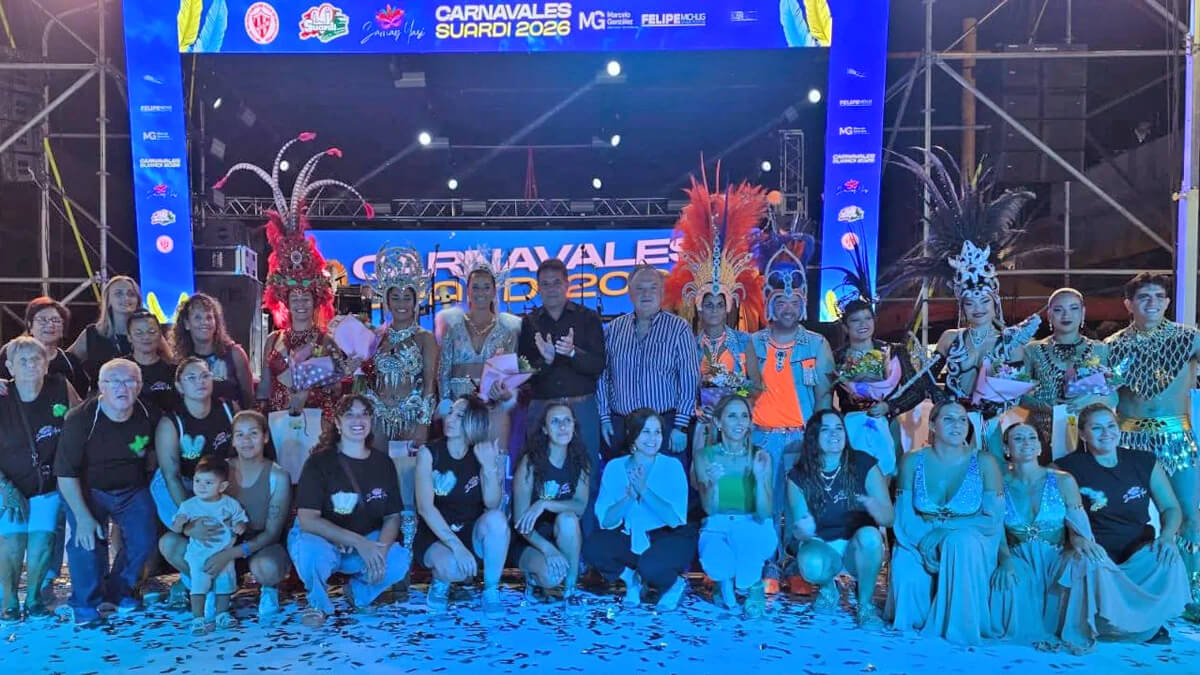 Felipe Michlig junto al equipo de trabajo que hizo posible los carnavales en Suardi