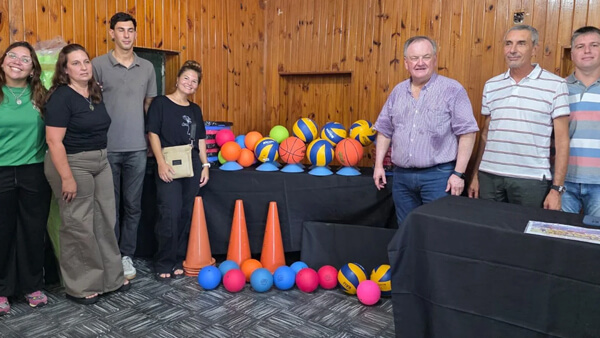 senador Felipe Michlig entrega elementos deportivos a instituciones de San Cristóbal Santa Fe