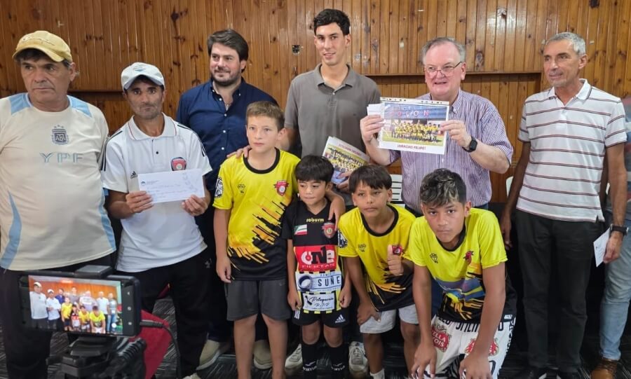 Felipe Michlig junto a integrantes de club deportivo durante entrega de aportes institucionales