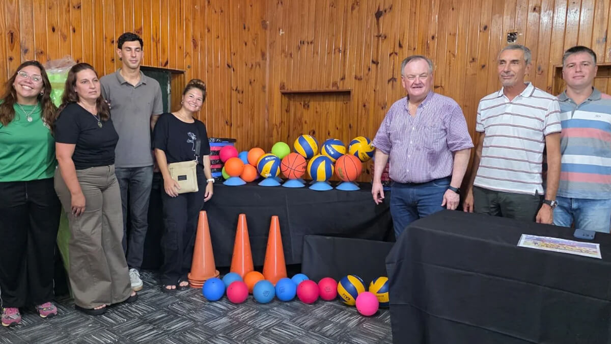 senador Felipe Michlig entrega elementos deportivos a instituciones de San Cristóbal Santa Fe