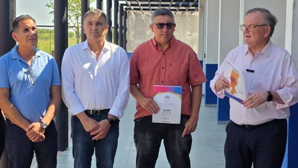 Felipe Michlig entrega aporte FANI a la Escuela Técnica de Moisés Ville