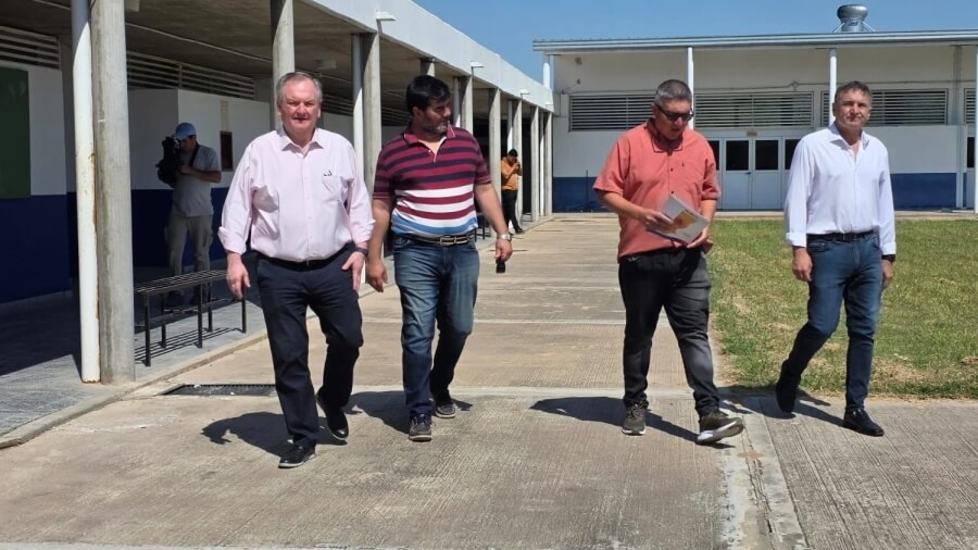 Michlig recorre la Escuela Técnica N.º 274 junto a directivos durante una visita institucional en Moisés Ville