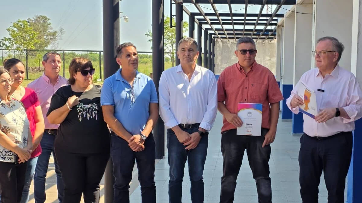 Felipe Michlig entrega aporte FANI a la Escuela Técnica de Moisés Ville