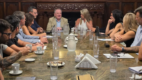 Felipe Michlig encabezando reunión legislativa sobre Ley Orgánica de Municipios en el Concejo Municipal de Rosario