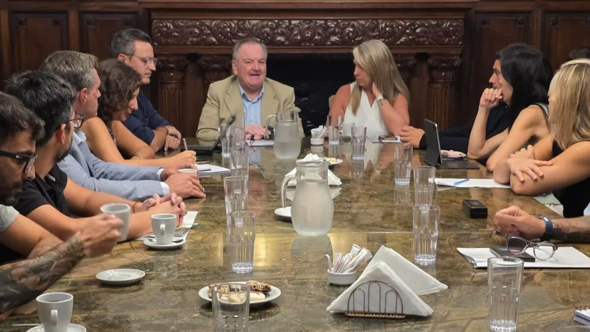 Felipe Michlig encabezando reunión legislativa sobre Ley Orgánica de Municipios en el Concejo Municipal de Rosario