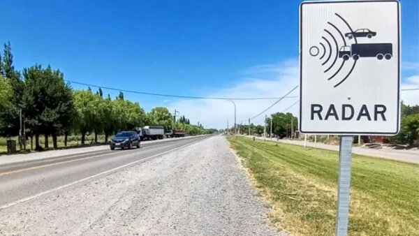 Cartel en ruta nacional indicando control de velocidad por radar homologado ANSV