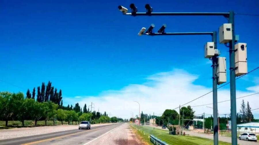 Radares de fotomulta instalados en ruta provincial para control de velocidad