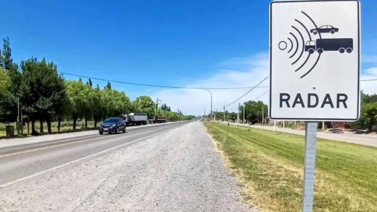 Cartel en ruta nacional indicando control de velocidad por radar homologado ANSV